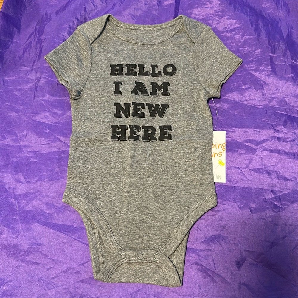 🏡NWT Onsie 12 month “hello I am new here”